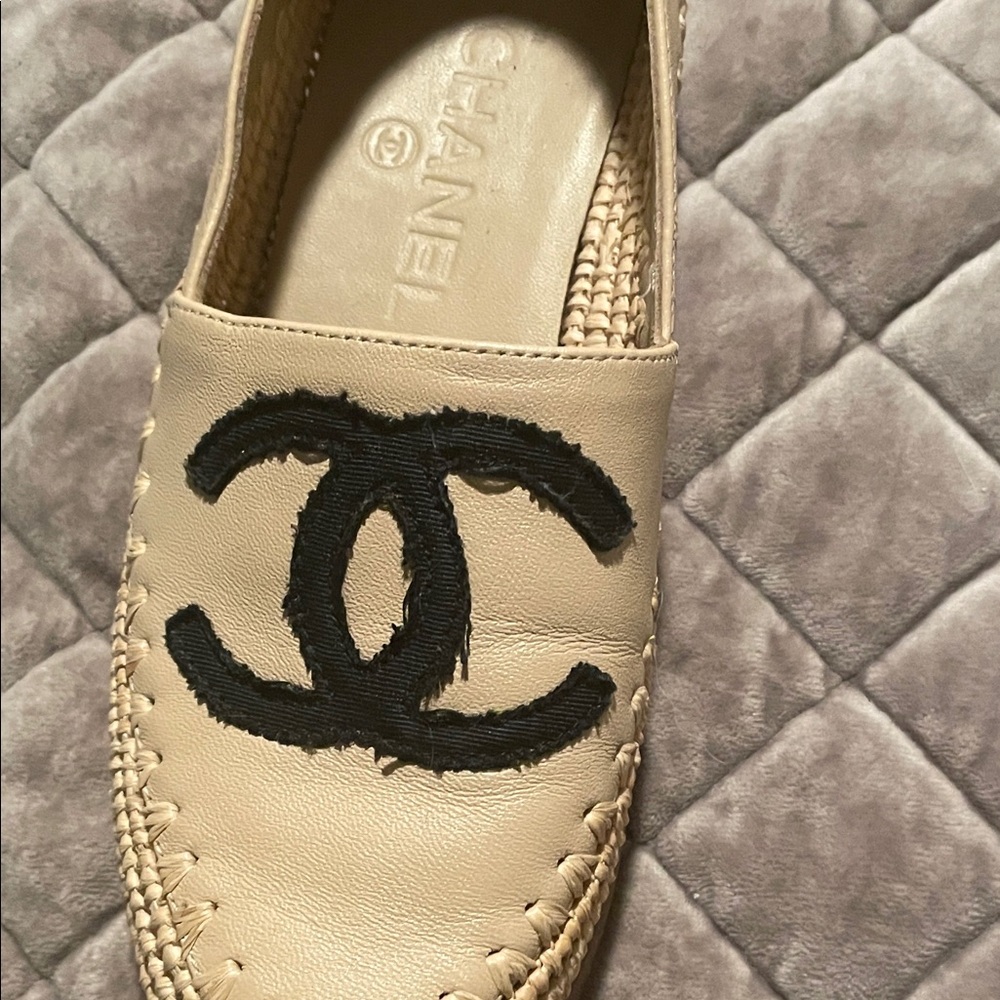 CHANEL Cream Espadrilles with Black Emblem - Picture 4 of 11